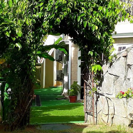 Апартаменты Hibiscus House Seychelles Self Catering Виктория Экстерьер фото