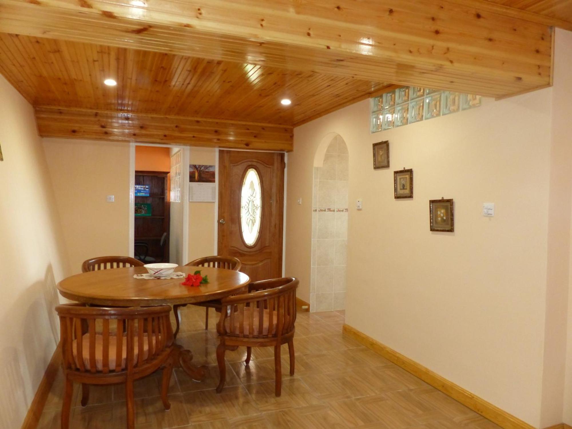 Апартаменты Hibiscus House Seychelles Self Catering Виктория Экстерьер фото