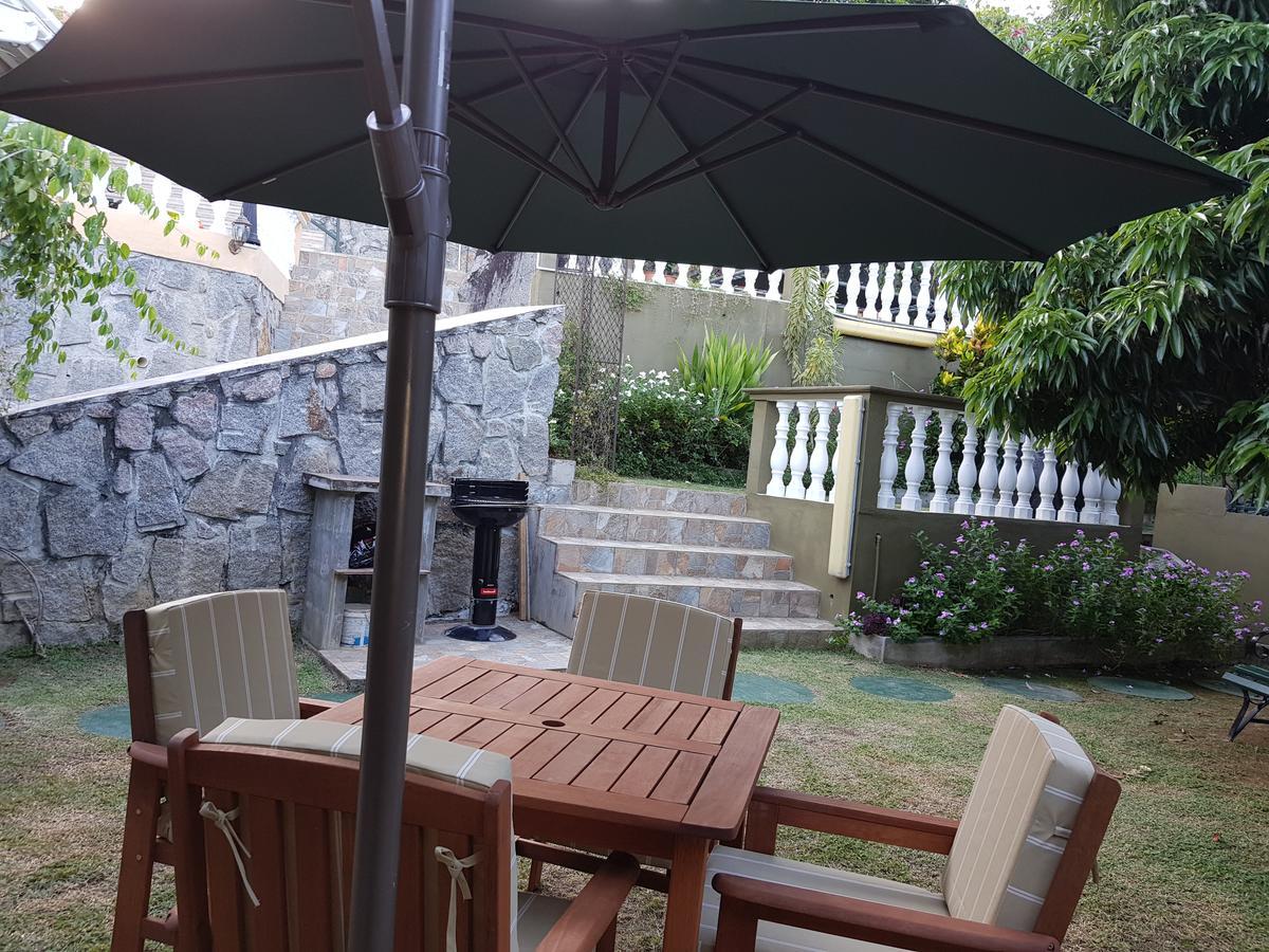 Апартаменты Hibiscus House Seychelles Self Catering Виктория Экстерьер фото