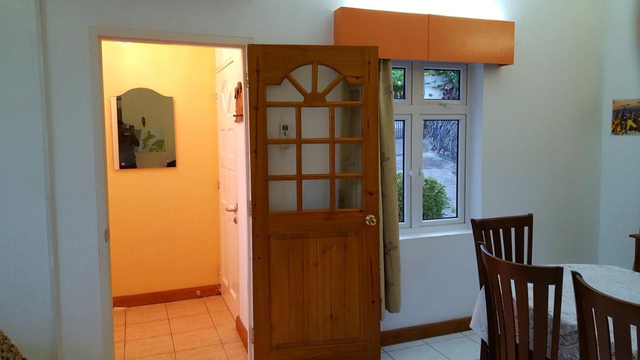 Апартаменты Hibiscus House Seychelles Self Catering Виктория Экстерьер фото