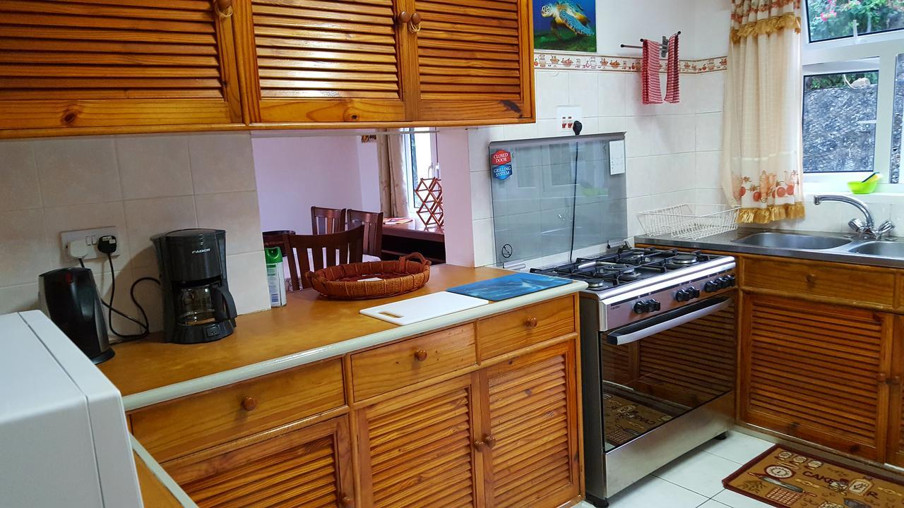 Апартаменты Hibiscus House Seychelles Self Catering Виктория Экстерьер фото