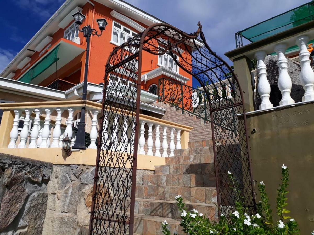 Апартаменты Hibiscus House Seychelles Self Catering Виктория Экстерьер фото