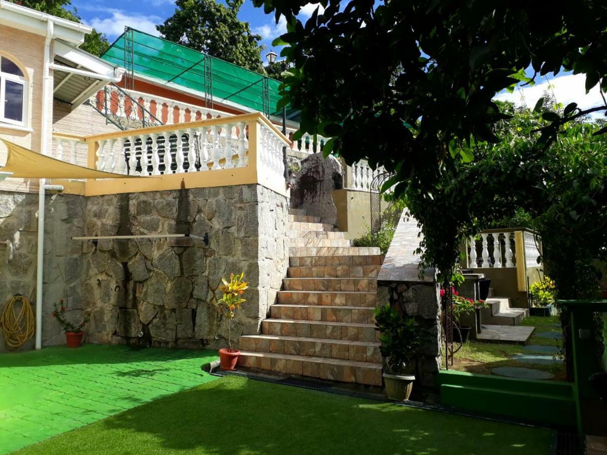 Апартаменты Hibiscus House Seychelles Self Catering Виктория Экстерьер фото